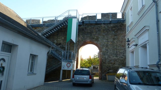 Eggenburg - přístup na vyhlídkovou lávku na hradbách